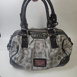 Linea BB1 United Colors of Benetton Since 1965.  This is a small women's purse.